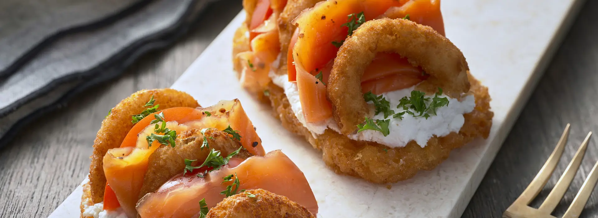 ONION RINGS SALMON TARTINE