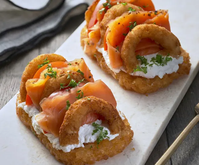 ONION RINGS SALMON TARTINE